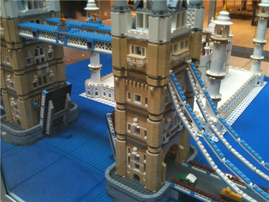 Lego London bridge zijde aanzicht.